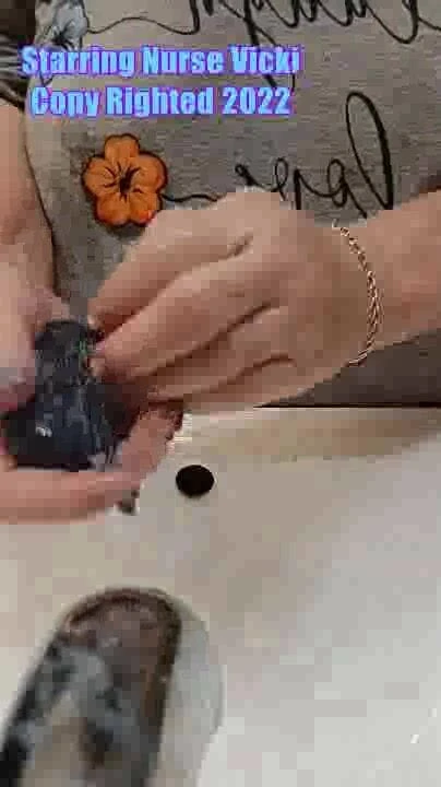 BBW nurse Vicki adventures with friends: Washing my nasty hands muddy dirty