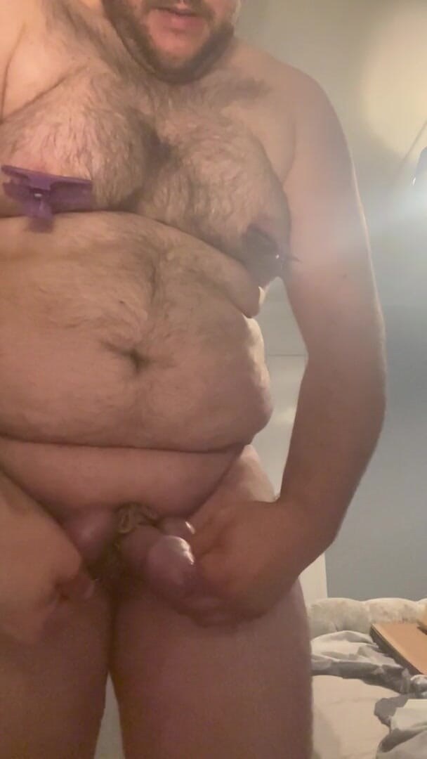 Shaun Cbt: Член і яйця перетворюються на фіолетовий камшот, щоб кінчити анальною пробкою та затискачами для сосків