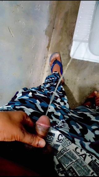 Alennaden: Un desi indien desi fait pipi dans des toilettes publiques