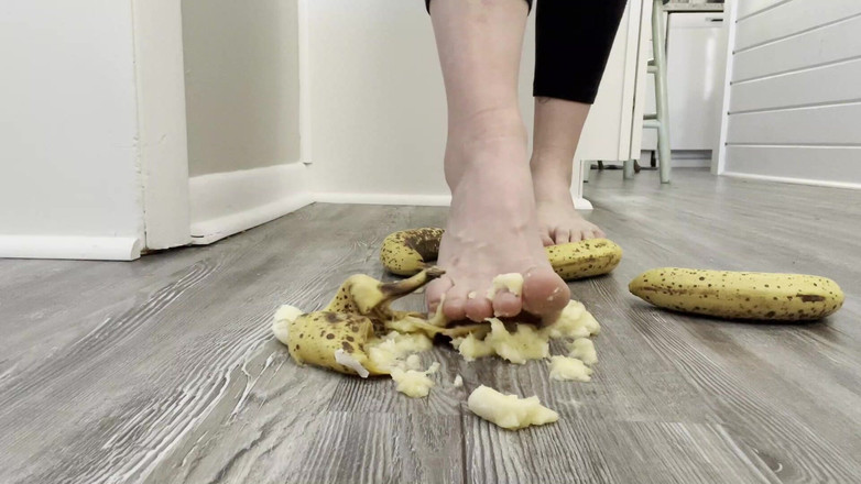 footivities: Schiaccia una banana con i piedi