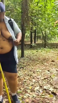 Bini Rumah Bercuti, Berjalan Bogel Di Dalam Hutan. Mendedahkan pantat seksi dan buah dada besarnya