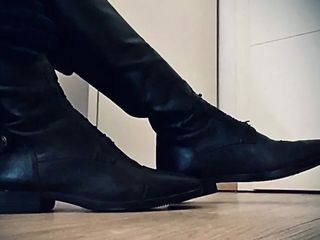 Rider bitch: Masturbation in My Leather Riding Boots