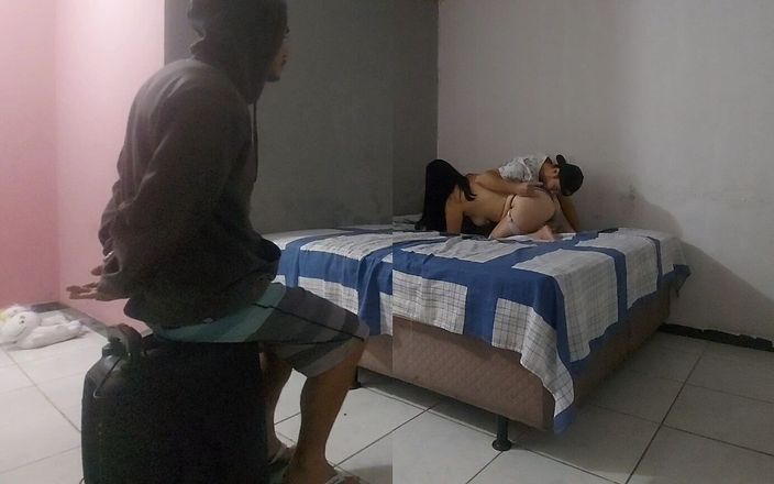 Casalpimenta: Corno marido assiste esposa gostosa enquanto ela é fodida por solteiro...