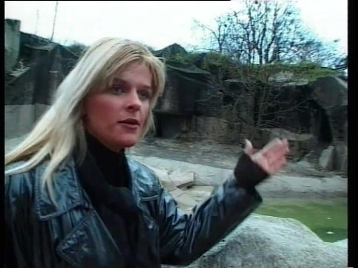 Real porno and movies XXX: Lisa pieprzy się wszędzie i bierze wszystko do ust, dupka...