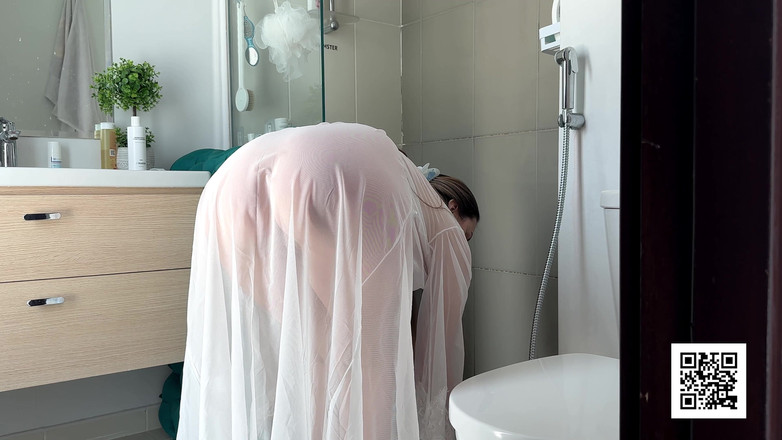 Alina Rai: Madrastra limpia el baño con su vestido puro. Despacio