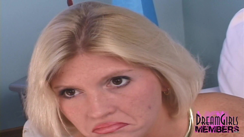 Dream Girls: Blonda cu corp bangin este agitată, dar goală