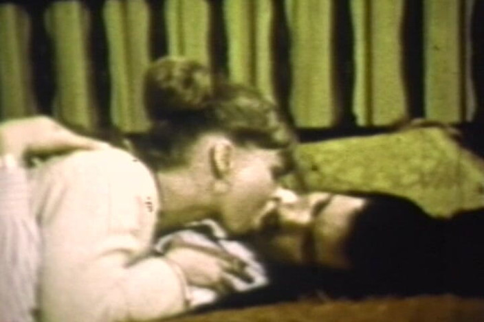 Lovers Of Vintage: Guzzlers de cor verde drenam garanhões em orgia retrô de 9...