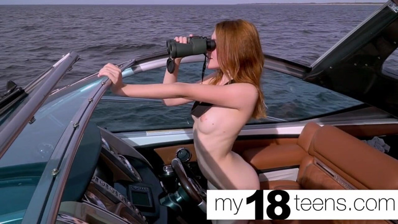 My 18 Teens: MY18TEENS - genç kız kamerada amcık oynuyor ve şehvetli bir şekilde dışarıda muz...