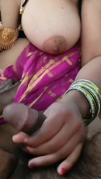 美しいインド人女性のリアルオーガズムとヒンディー語での汚い話し方を伴う潮水動画