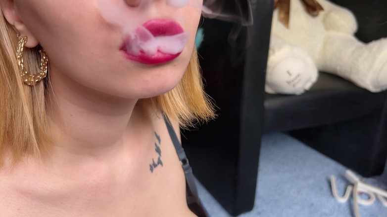 Eva Deva: Fétiche de fumer. Je fume, tu aimes ça