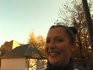 Lucky Cooch: สาวเยอรมันให้สัมภาษณ์กลางแจ้ง