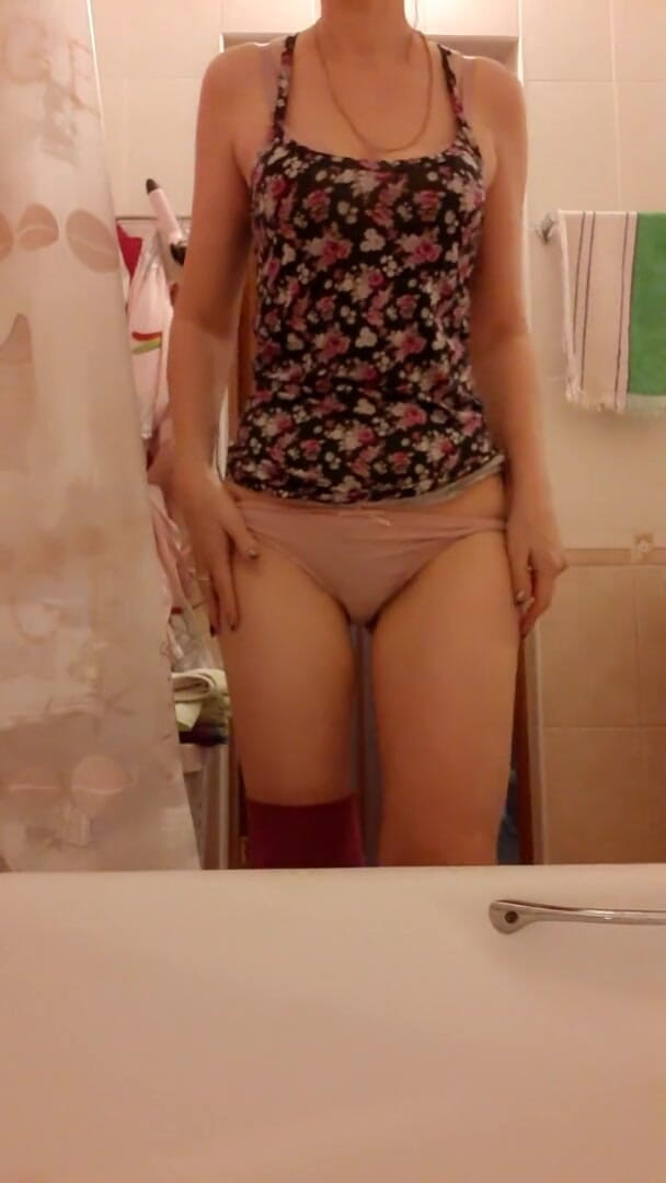 ANGELA_LADY: Ma chatte émet du lait pendant l’orgasme