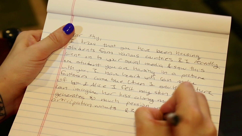 Radical Lesbian: Blonďaté a hnědovlasé lesbičky mají trojku ve vaně.