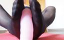 Mayumi Kanzaki: Footjob in Black Pantyhose Japanese MILF