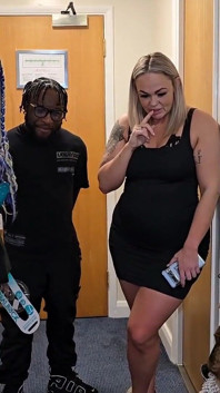 La sissy cameriera troia viene umiliata da 2 hotwife e bbc