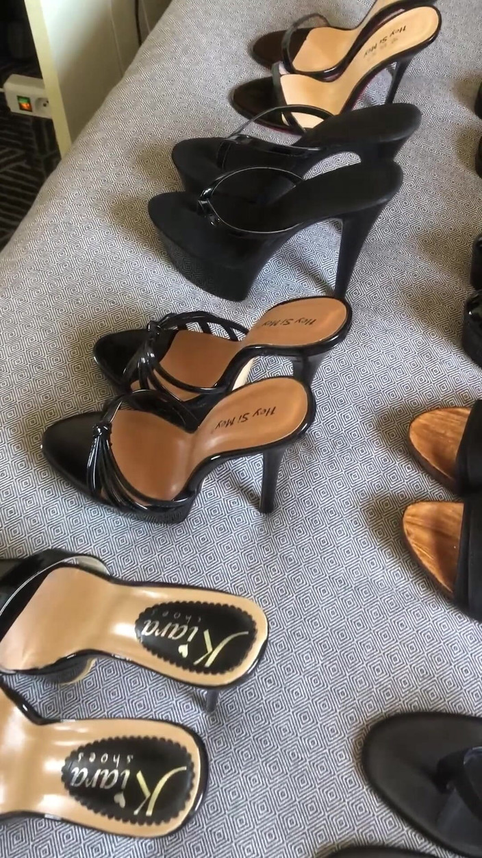 Andreina Naty: Fötter och röv för en Slutty Sissy Wifey