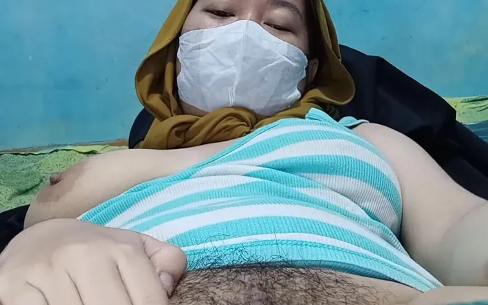 Vaginabig88: Hijab Girl Plays Pussy Until Wet Imagining a Long Penis