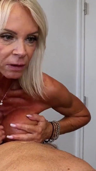 Prsatá gilf summer angel je čerstvě po rozvodu 