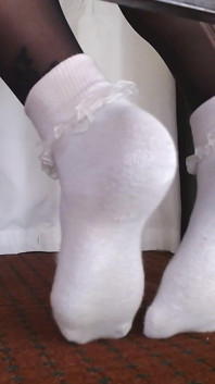 Calcetines con volantes sobre pantimedias negras