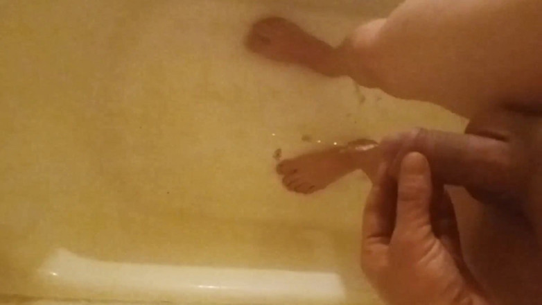 LilTaste: Pacing nudo e a piedi nudi pipì ai miei piedi,...