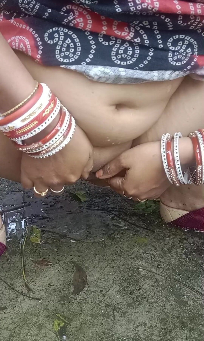 Real Couple 203: Bhabi 在户外撒尿显示阴户，屁股，胸部