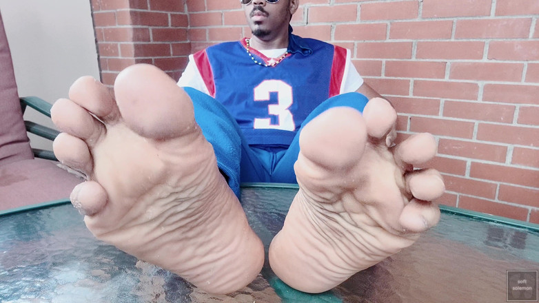 Soft Soleman: Toco y muestro mis pies masculinos en el solarium (2025)
