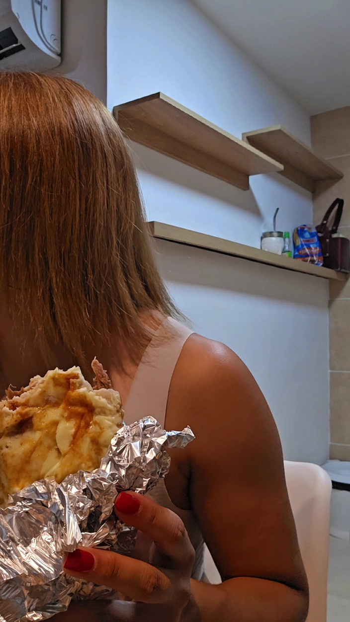 Young big apple: Pasangan Amatir Makan Dan Minum Sambil Streaming Langsung