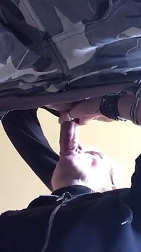 Kouření a kamera v ústech v kuchyni Whit Little Blonde