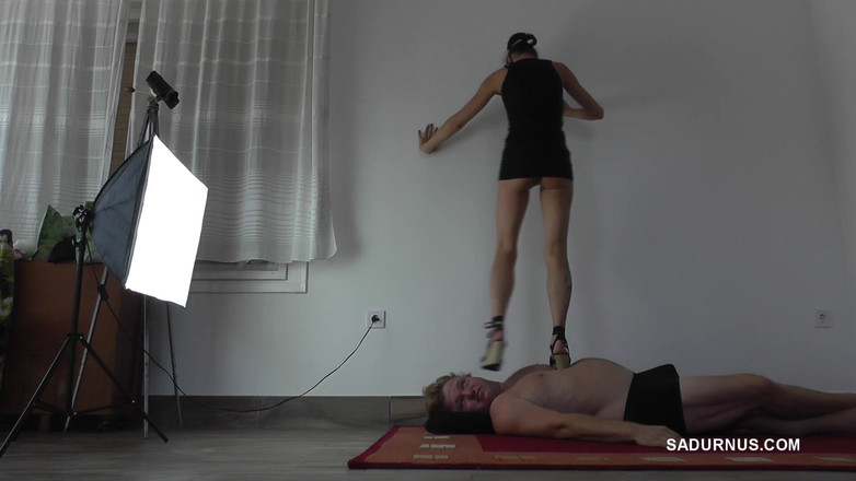 Sadurnus: Dyanna'nın sandaletlerinin altında