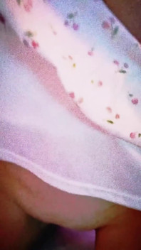 Klicka för Gif Kat-licious sexig dans i denim linne & vit kort kjol- strippning