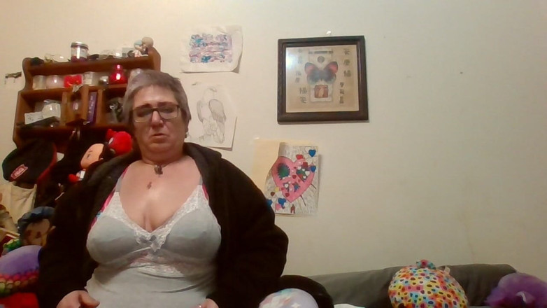 krazykristin: Toket besar di wajahmu bisa kamu crot