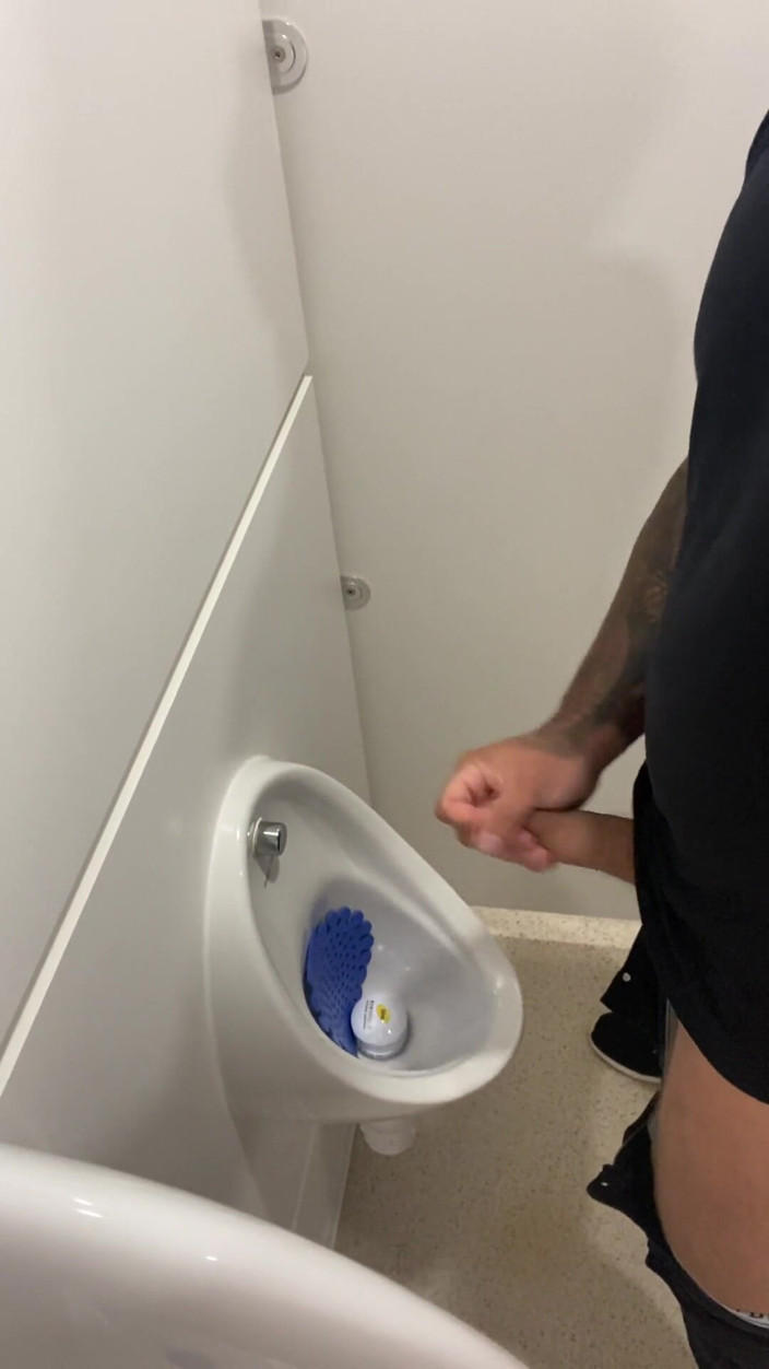 Andyleexxx: Писати і дрочити в ванній кімнаті