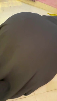 エジプトの大きなお尻、ホットなムスリムの継母がベッドの下に閉じ込められている。その時、彼女のアソコを見て彼女の大きなお尻を犯した。