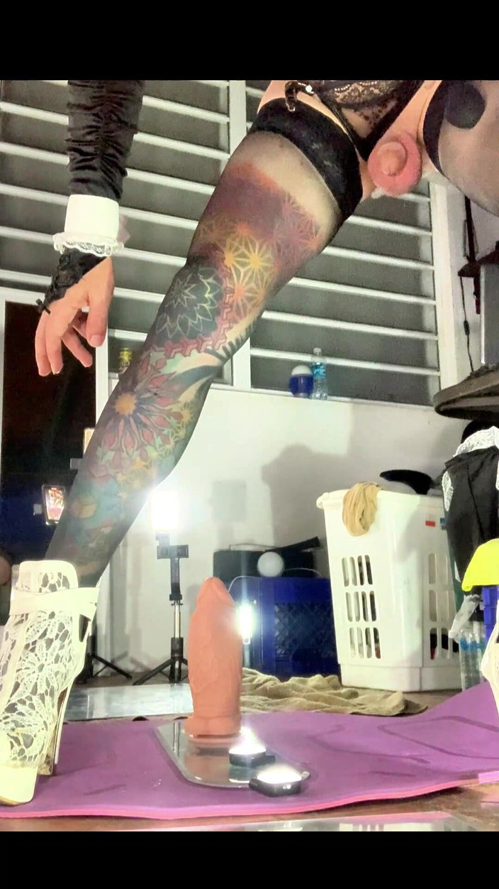 Benito414: 큰 딜도를 타고 섹시한 블랙 스타킹을 입은 귀여운 Tgirl Sissy