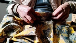 Porno cu labă cu mătase satinată - Frecarea capului pulii și spermă pe costumul mătăsos galben al surorii vitregi (78)