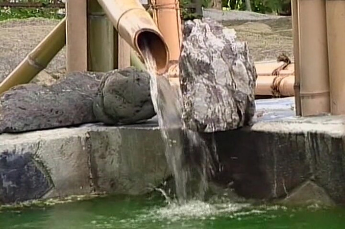 Asian Mature Climax: Il divertimento in piscina nel cortile finisce con un grande...