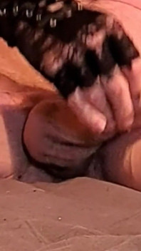 Celé video předvádím mého velkého ptáka s límečkem a latexovou ženskou kapucí