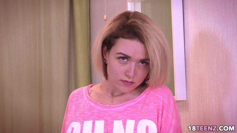 Venus Media - Teens: Une Blonde Se Fait Enculer Avec Un Jouet Sexuel Pour...