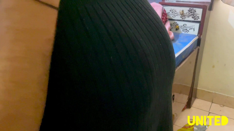 UnitedCourse31: 1부 - 1부 바비가 방에 들어와 나를 깨워서 나에게 느낌을 주고 내 자지를 입에 대고 쳐다보기 시작했다