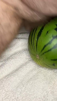 Futând un pepene