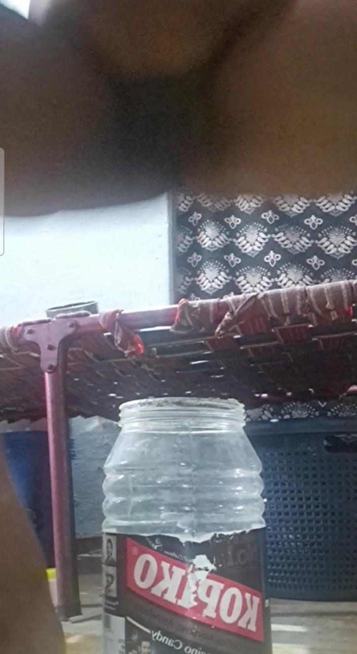 Jayaselvi: Tamilská tetička se prstí a moč prochází