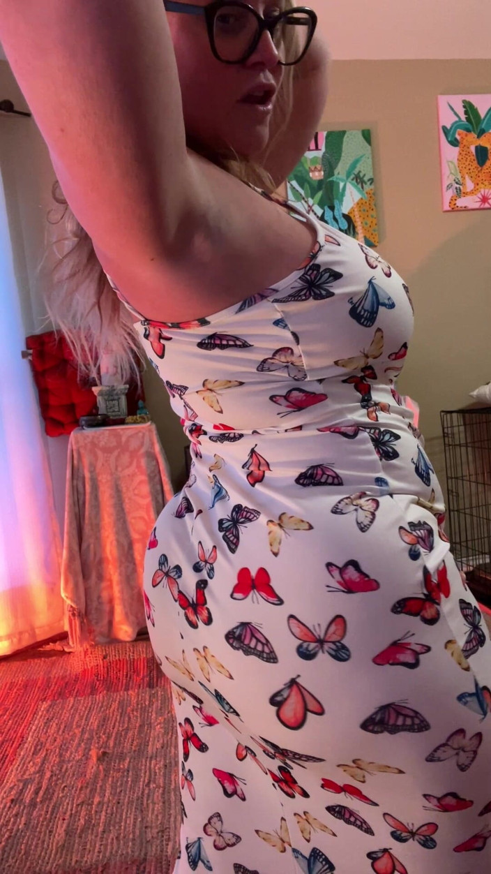 Siren XXX Studios: Sommerkleid anprobieren mit einem kleinen hintern wackeln