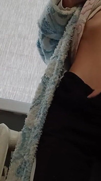 Eine schlanke brünette in einem bademantel masturbiert nach der universität zu hause