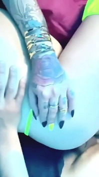 La chica trans Emma Ink se rueda sobre una gran polla y gime ruidosamente
