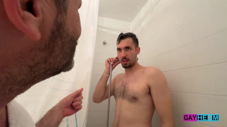 GAYheim: Arsen Balkanboy während des duschinterviews