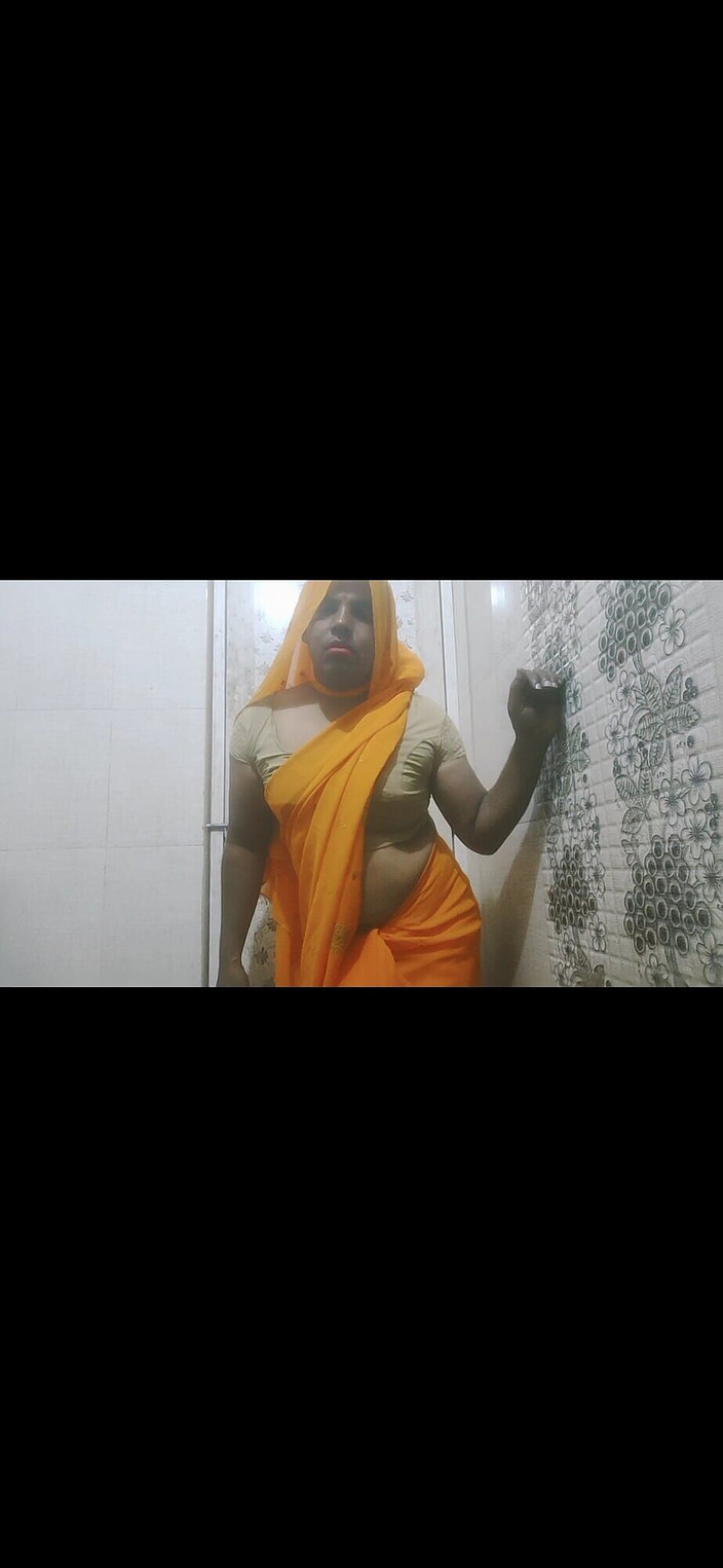 Sonusissy: 热辣的Sonusissy Navel Strp穿着纱丽服