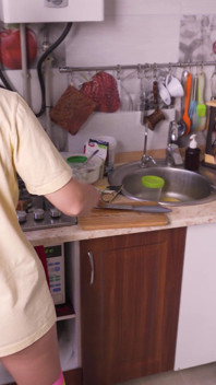 Istri seksi lagi masak dan pamer pantat
