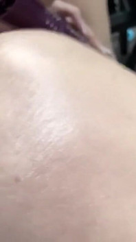 Lubang pantat cewek ini diikat pakai strap-on ukuran raksasa sama kontol besar