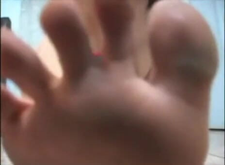 Foot Girls: 汚れた足で足遊び