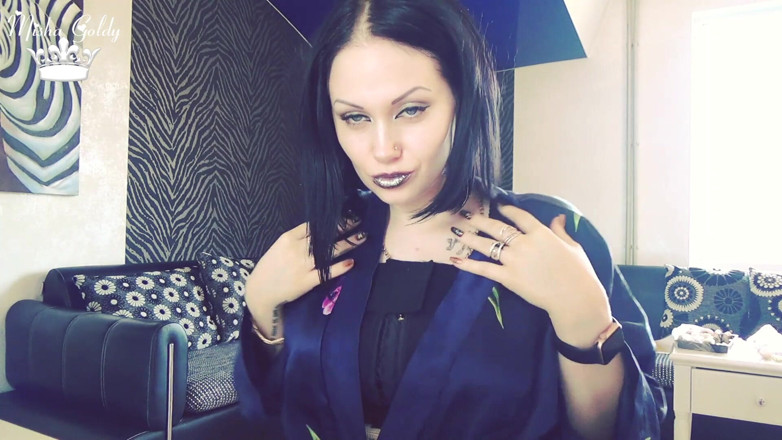 Goddess Misha Goldy: Stříbrné rty škádlí